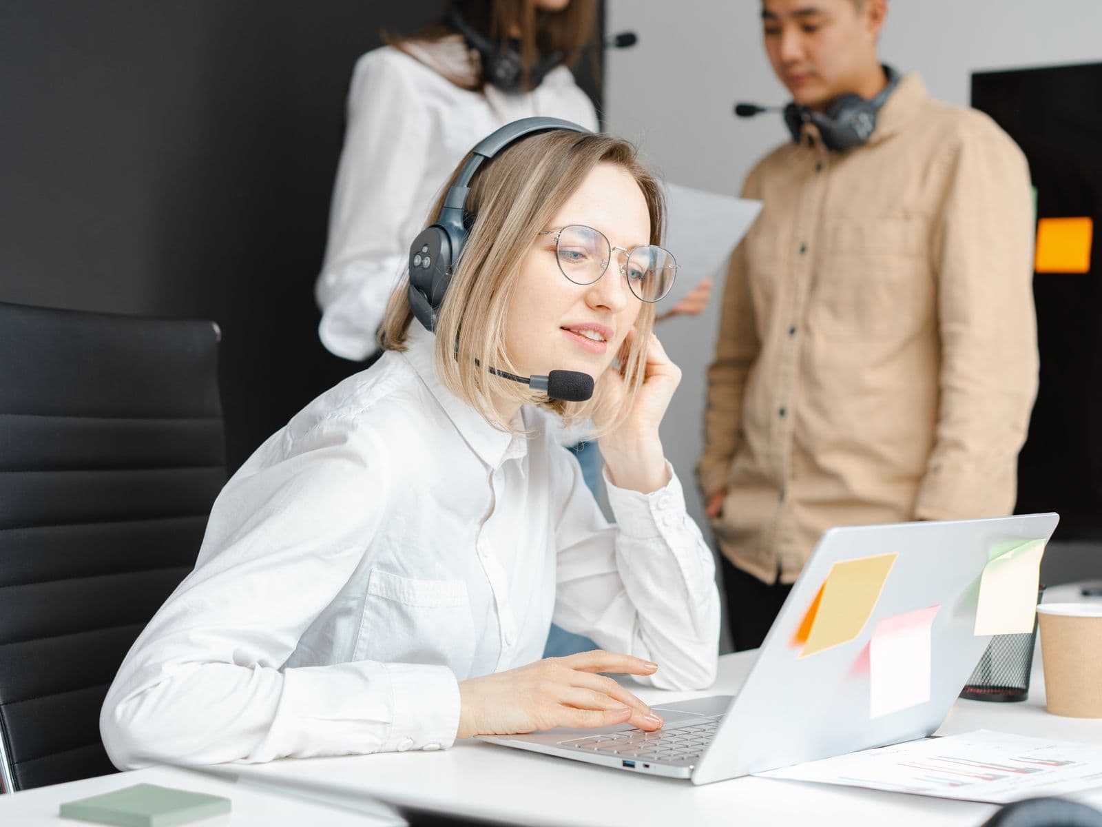 Bilingual support agent taking a customer call