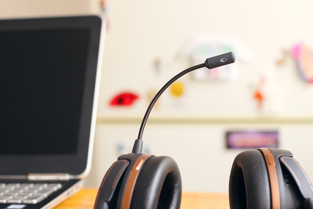 Customer support headset at an agent workstation